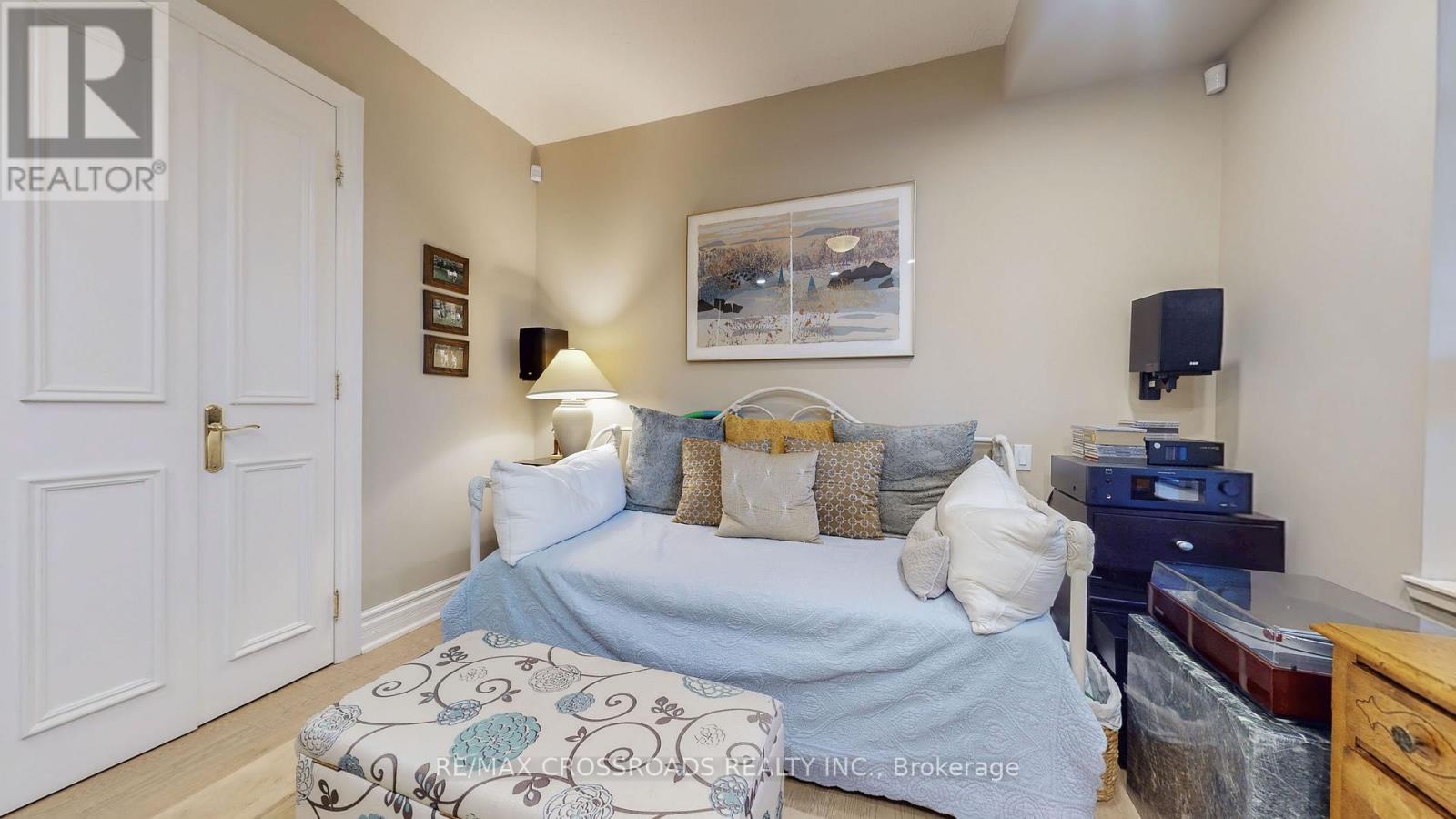 210 - 10 Old York Mills Road, Toronto (Bridle Path-Sunnybrook-York Mills), Ontario  M2P 2G9 - Photo 22 - C12441842