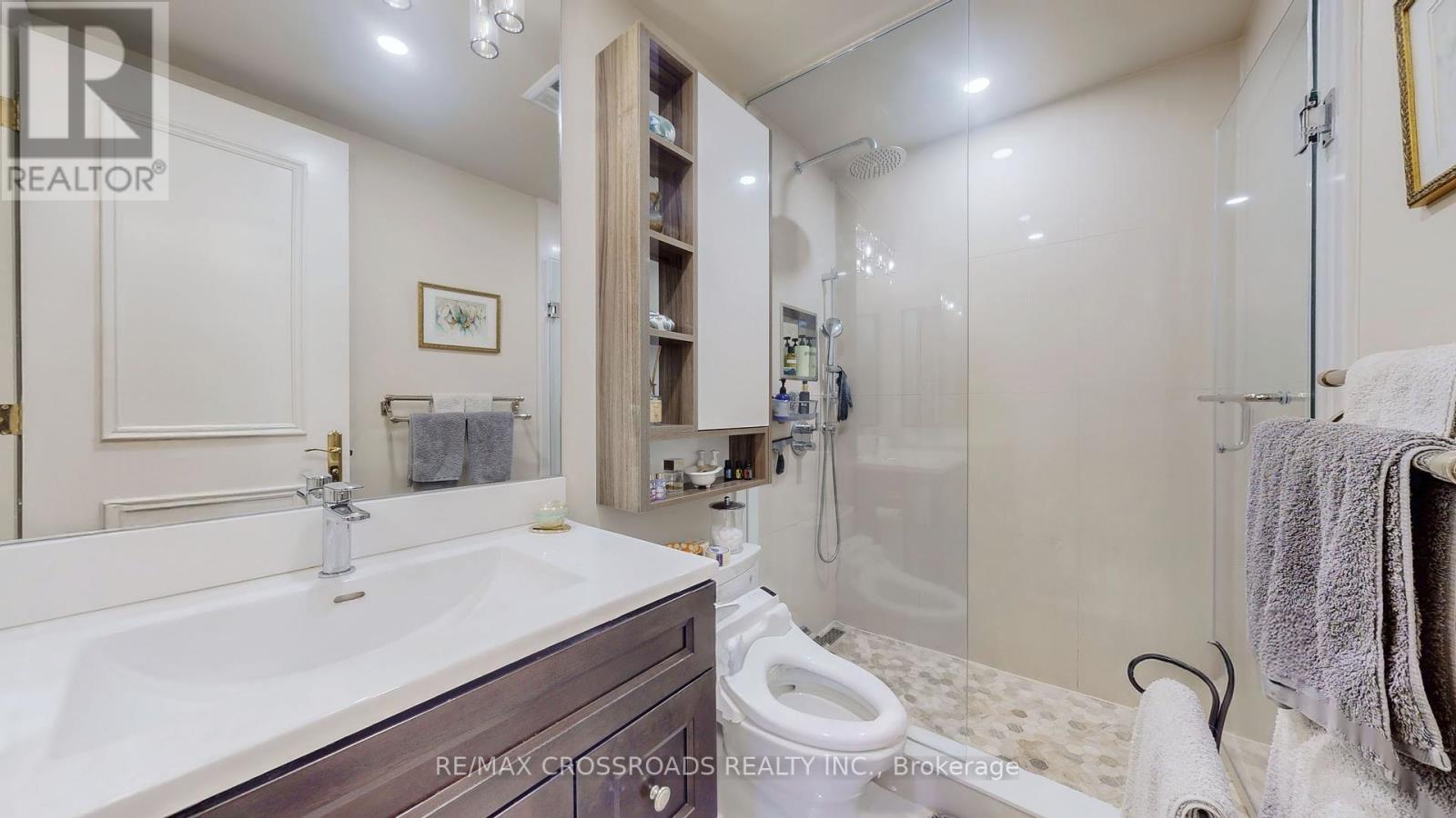 210 - 10 Old York Mills Road, Toronto (Bridle Path-Sunnybrook-York Mills), Ontario  M2P 2G9 - Photo 23 - C12441842