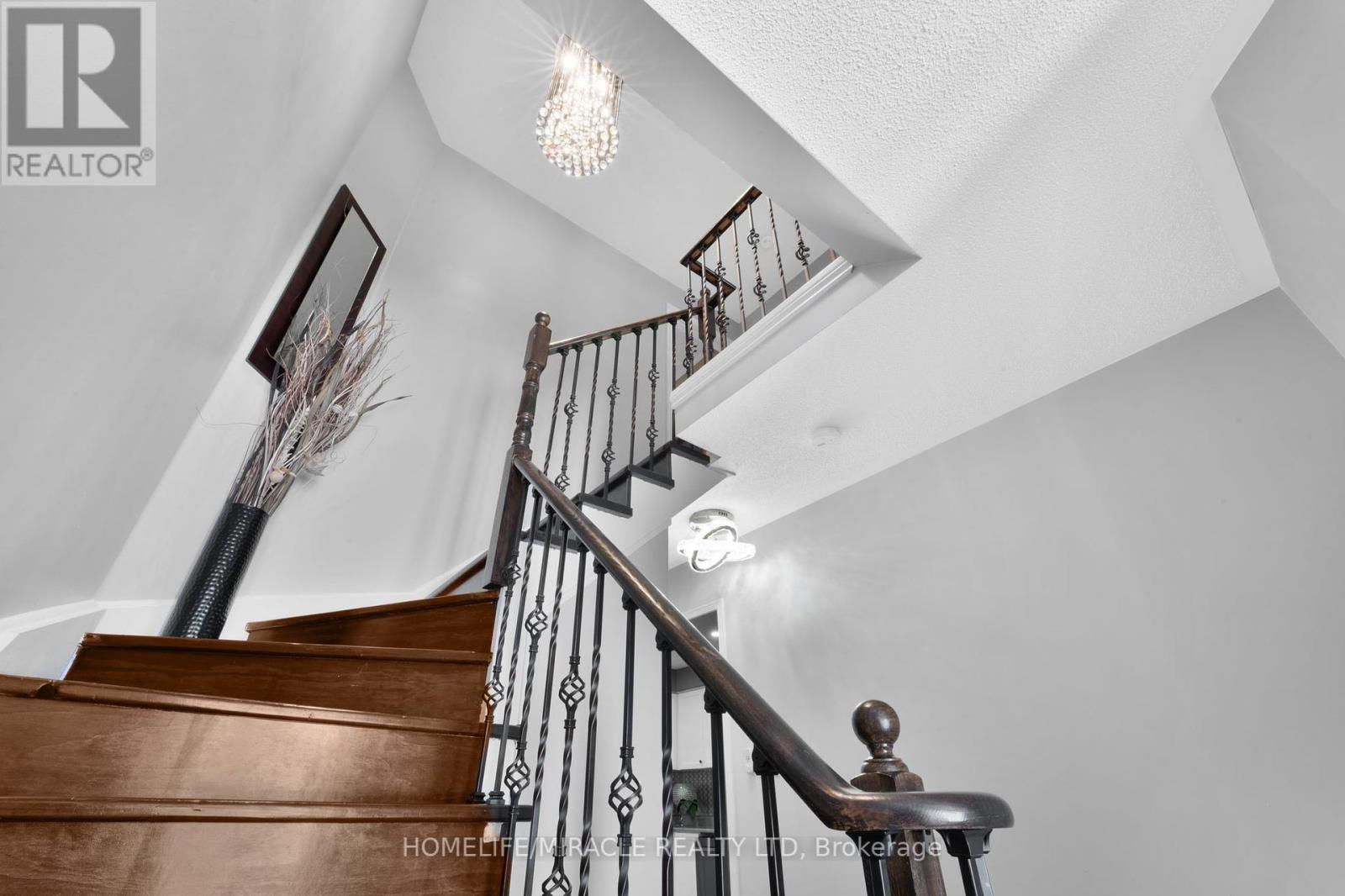 35 - 2 Goldberry Court, Brampton, Ontario  L6X 4P5 - Photo 8 - W12441841