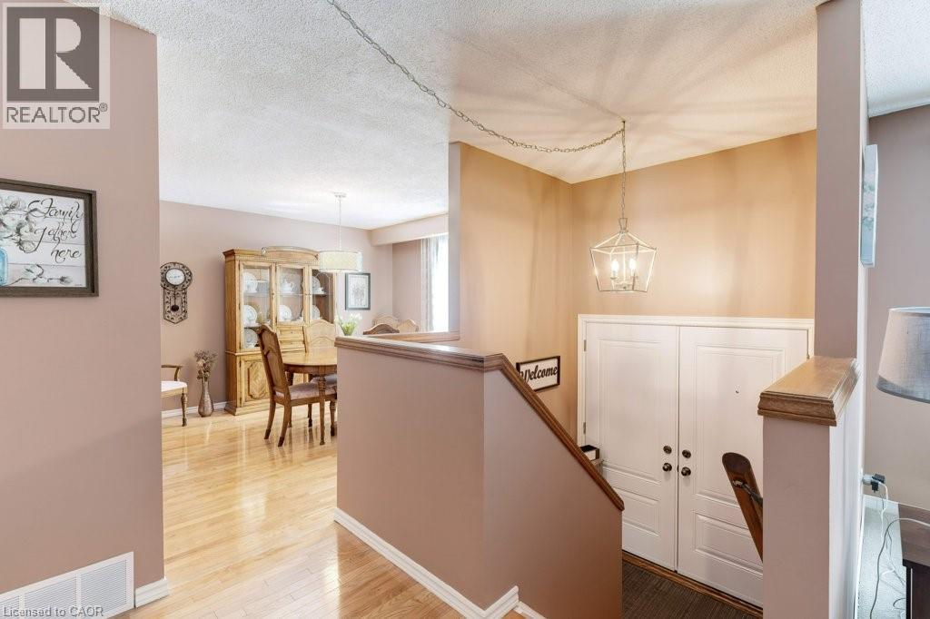 302 Highridge Avenue, Hamilton, Ontario  L8E 3W3 - Photo 8 - 40768734