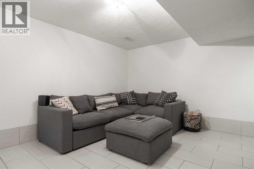 11 Deerfield Circle Se, Calgary, Alberta  T2J 6L7 - Photo 24 - A2261610
