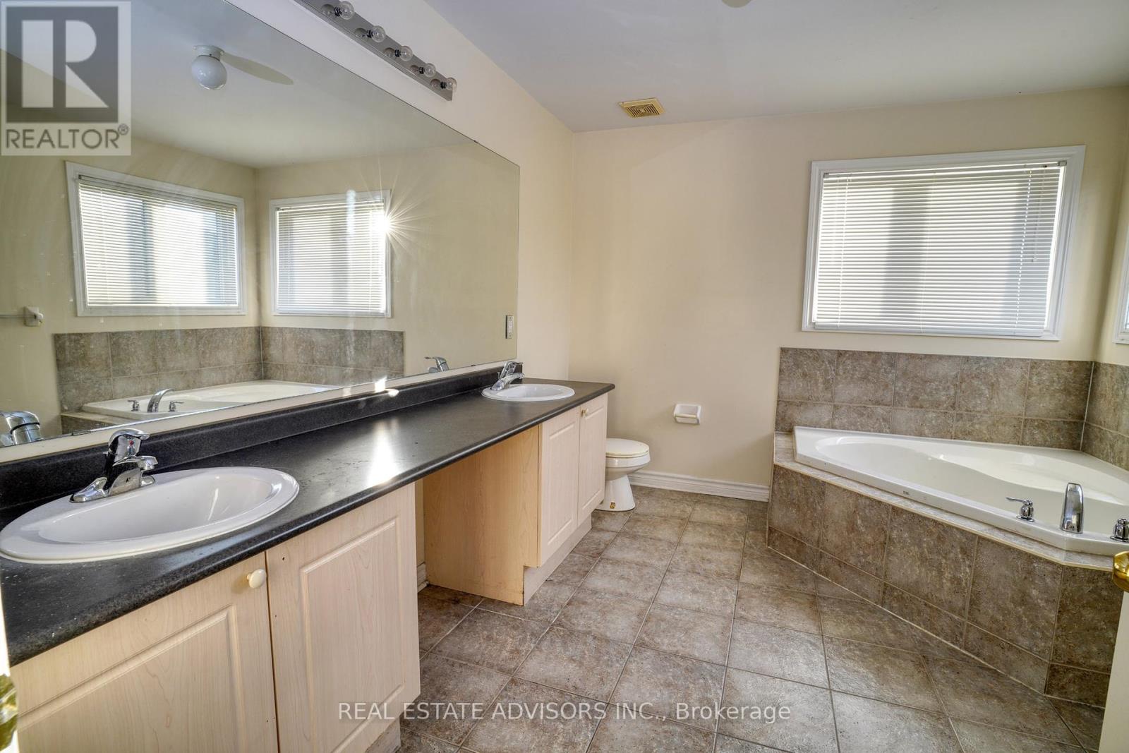 3208 Countess Crescent, Mississauga, Ontario  L5M 0E2 - Photo 16 - W12427015