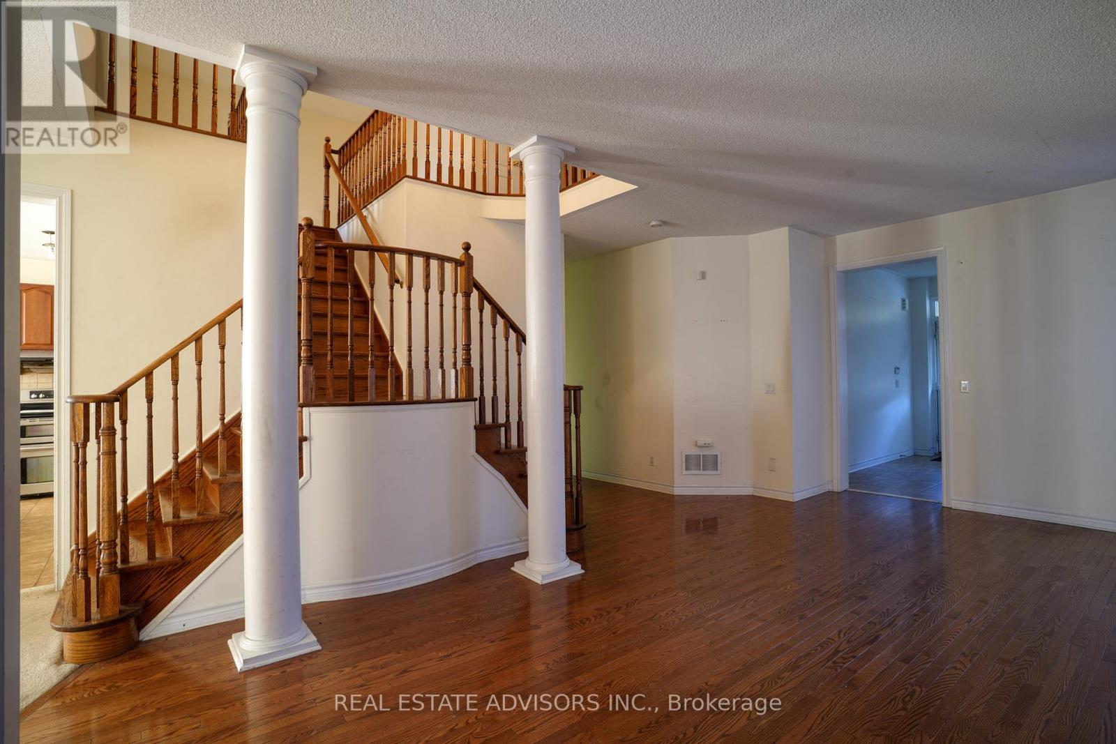3208 Countess Crescent, Mississauga, Ontario  L5M 0E2 - Photo 2 - W12427015