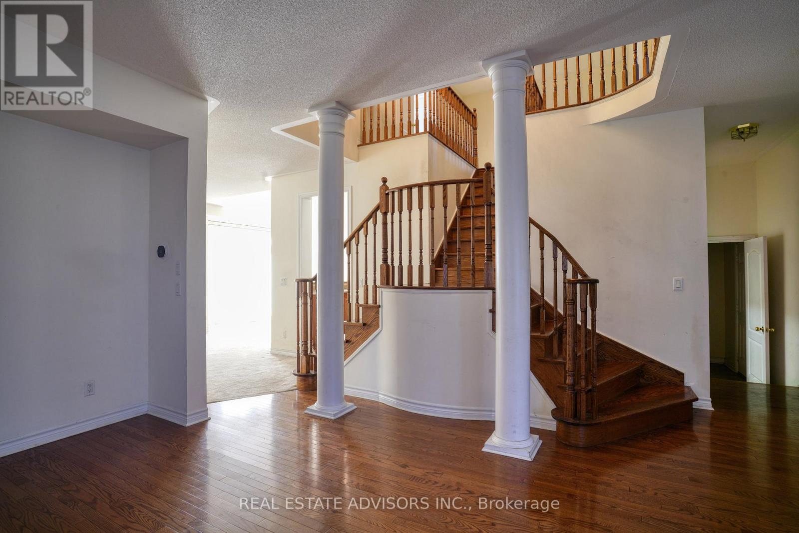 3208 Countess Crescent, Mississauga, Ontario  L5M 0E2 - Photo 5 - W12427015