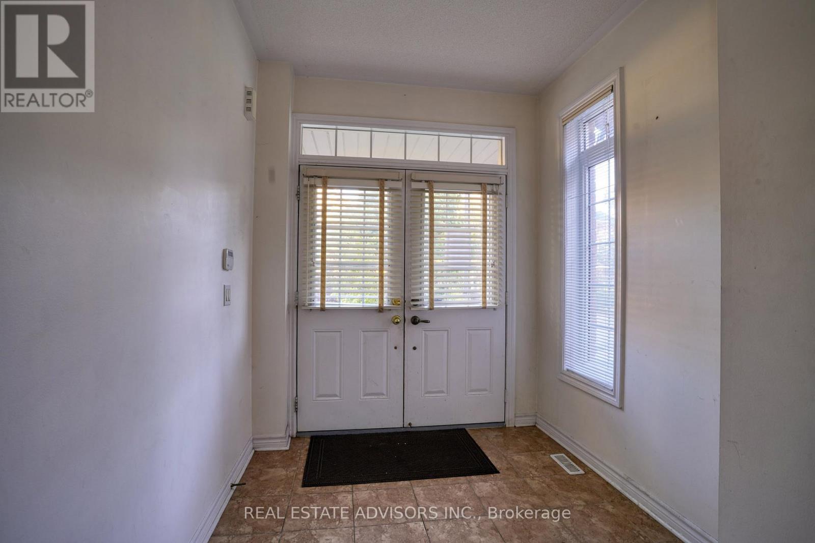3208 Countess Crescent, Mississauga, Ontario  L5M 0E2 - Photo 3 - W12427015