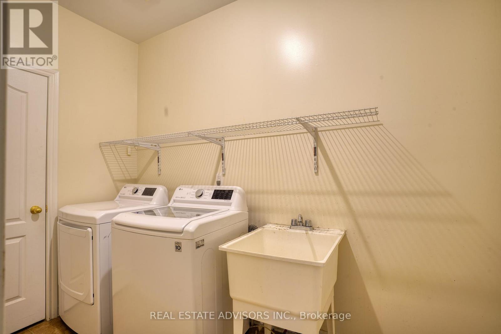 3208 Countess Crescent, Mississauga, Ontario  L5M 0E2 - Photo 9 - W12427015