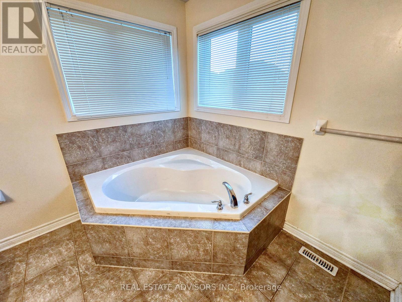 3208 Countess Crescent, Mississauga, Ontario  L5M 0E2 - Photo 17 - W12427015