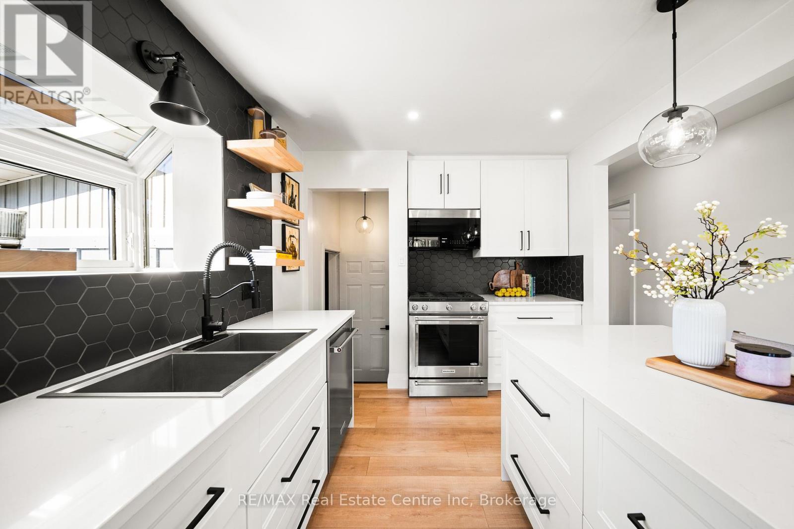 51 Muskoka Drive, Guelph, Ontario  N1E 3M8 - Photo 3 - X12441909