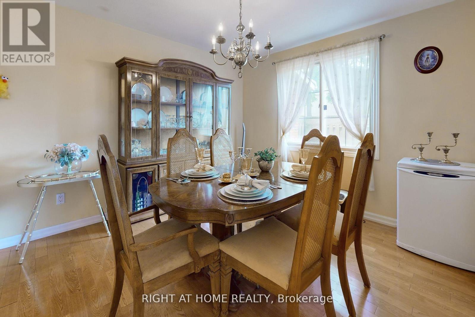 1924 Steepbank Crescent, Mississauga, Ontario  L4X 1T8 - Photo 10 - W12441879