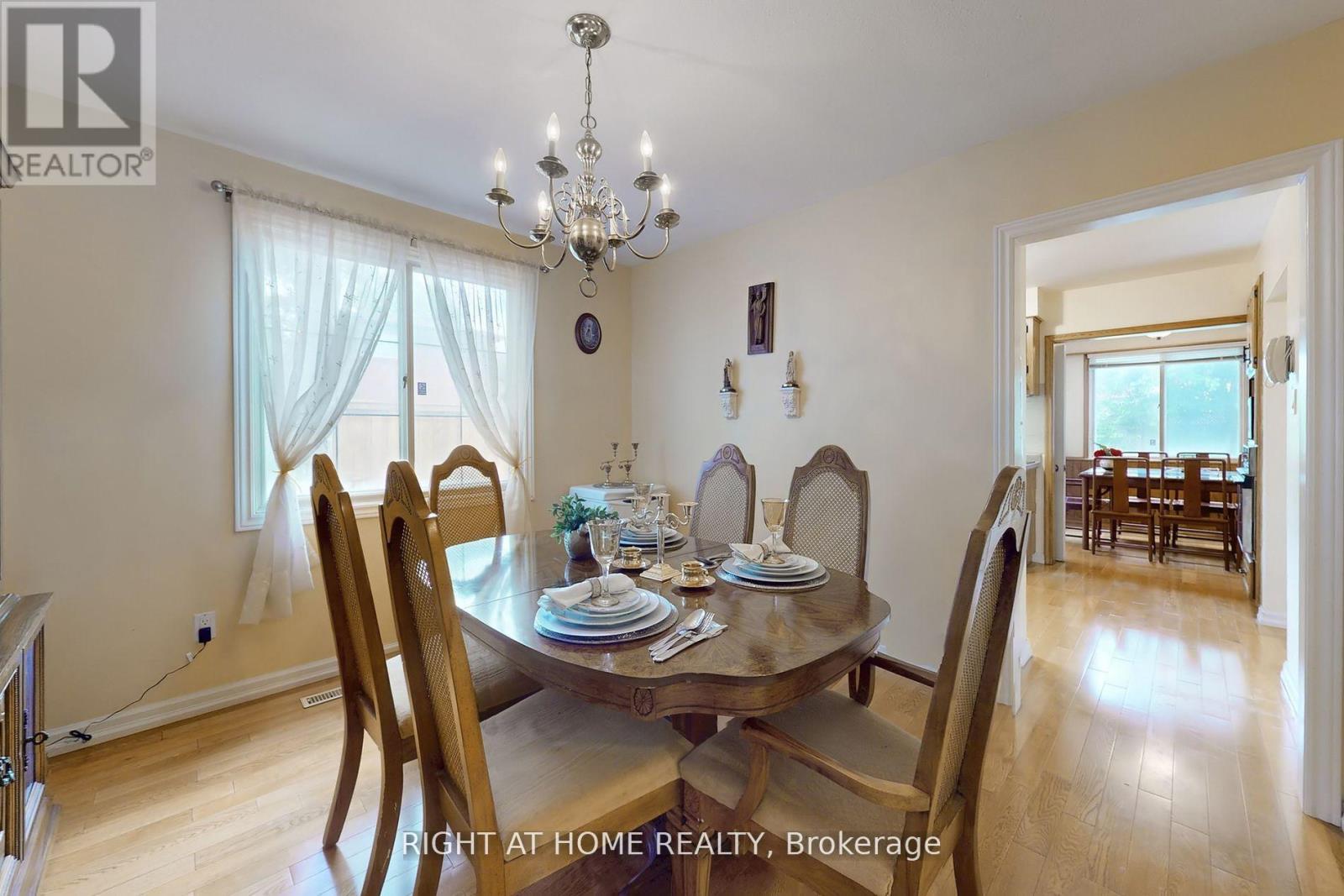 1924 Steepbank Crescent, Mississauga, Ontario  L4X 1T8 - Photo 11 - W12441879