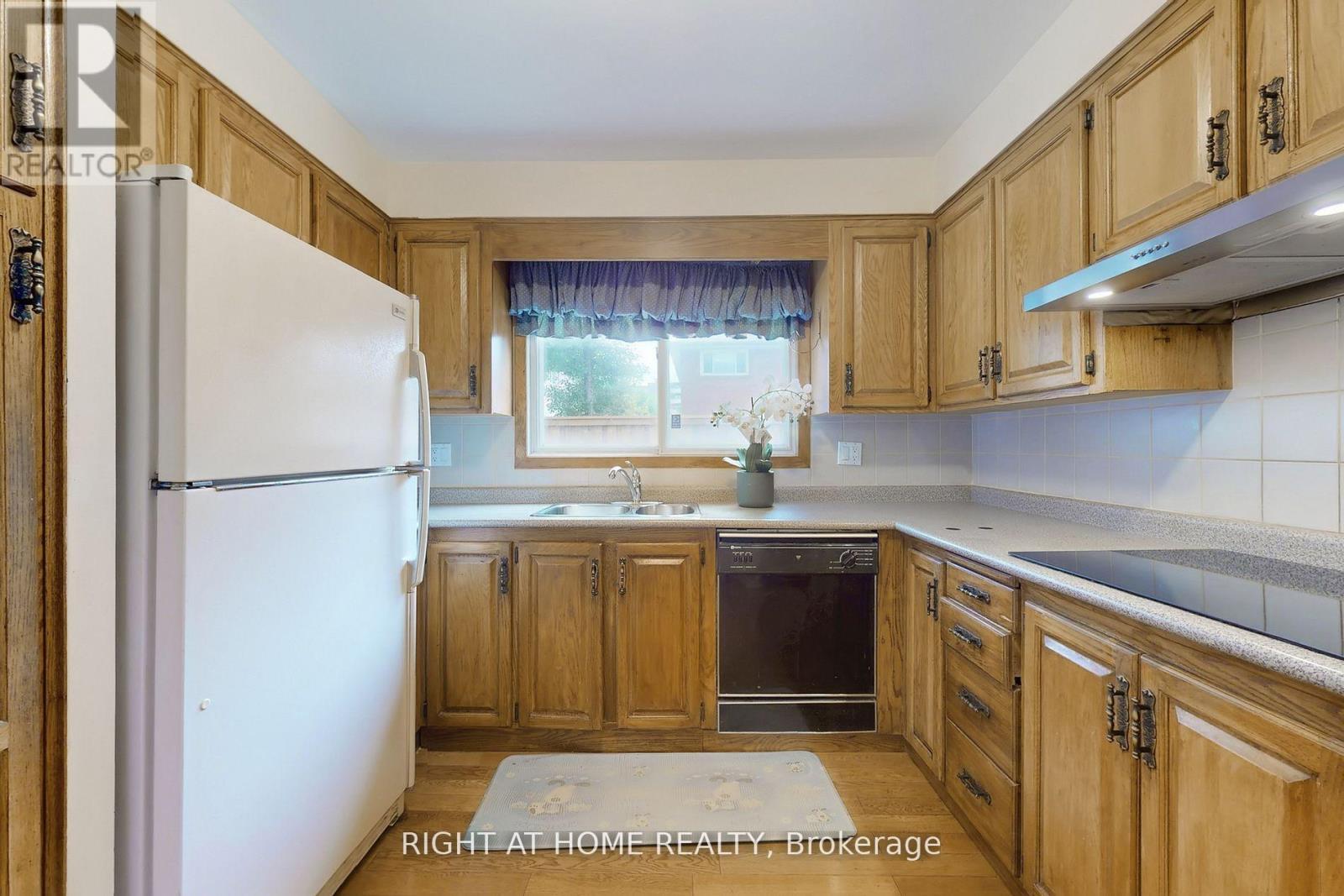 1924 Steepbank Crescent, Mississauga, Ontario  L4X 1T8 - Photo 17 - W12441879