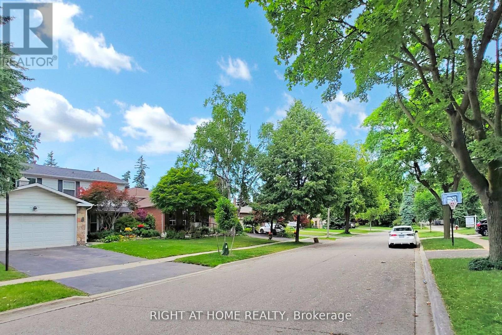 1924 Steepbank Crescent, Mississauga, Ontario  L4X 1T8 - Photo 2 - W12441879