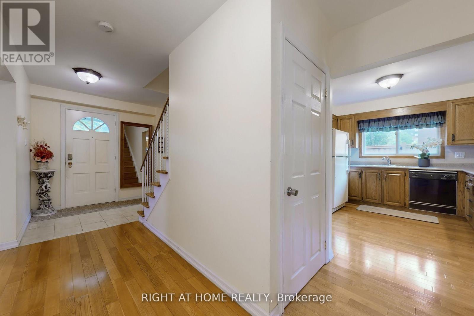 1924 Steepbank Crescent, Mississauga, Ontario  L4X 1T8 - Photo 21 - W12441879