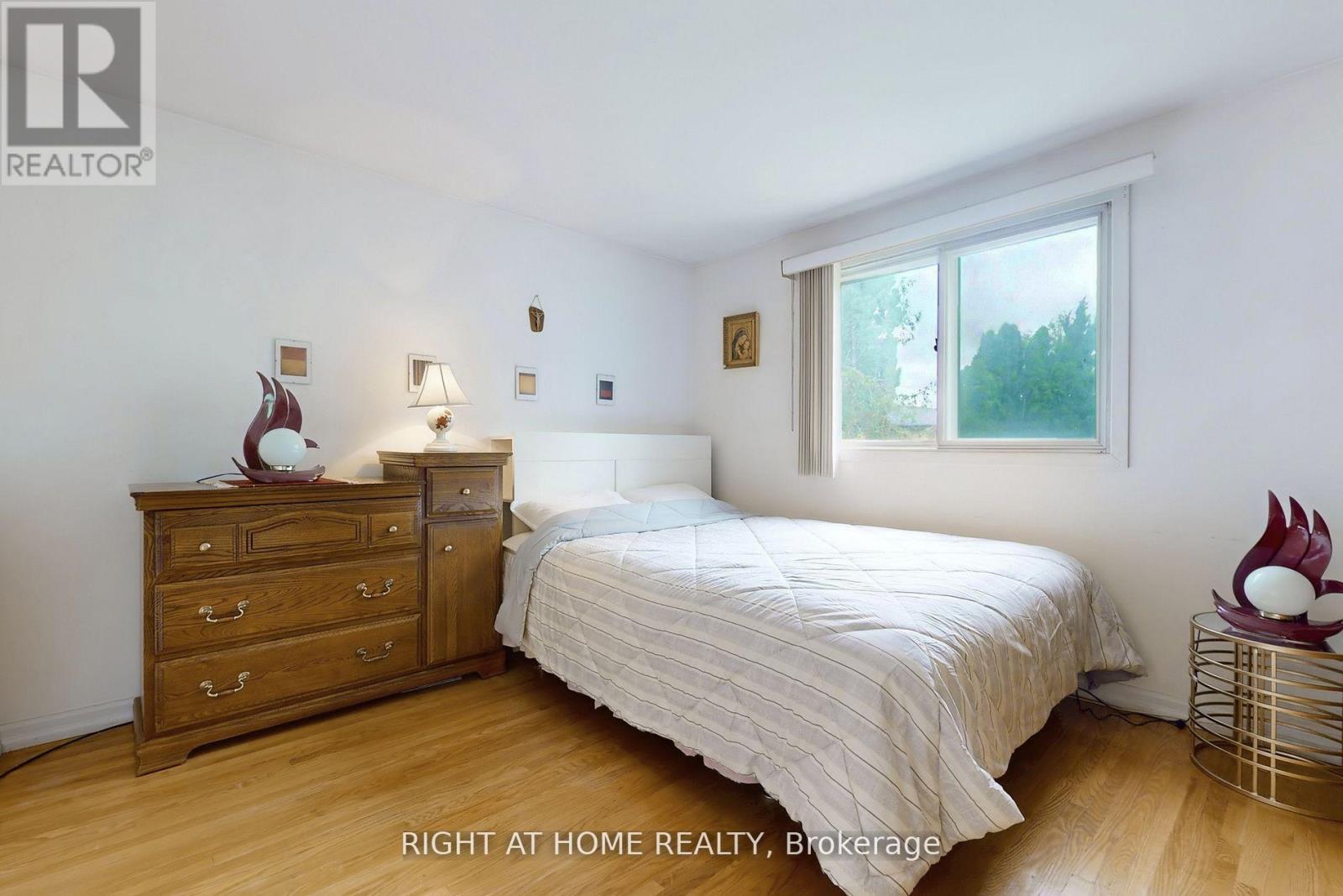 1924 Steepbank Crescent, Mississauga, Ontario  L4X 1T8 - Photo 28 - W12441879