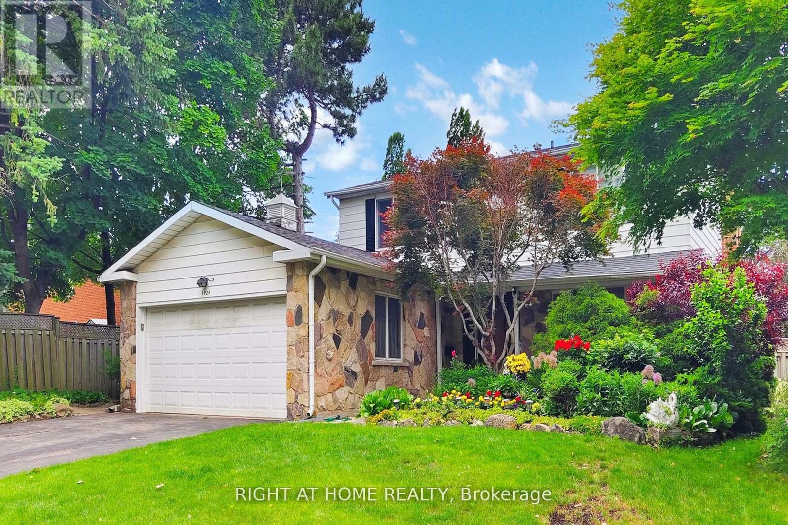 1924 Steepbank Crescent, Mississauga, Ontario  L4X 1T8 - Photo 3 - W12441879