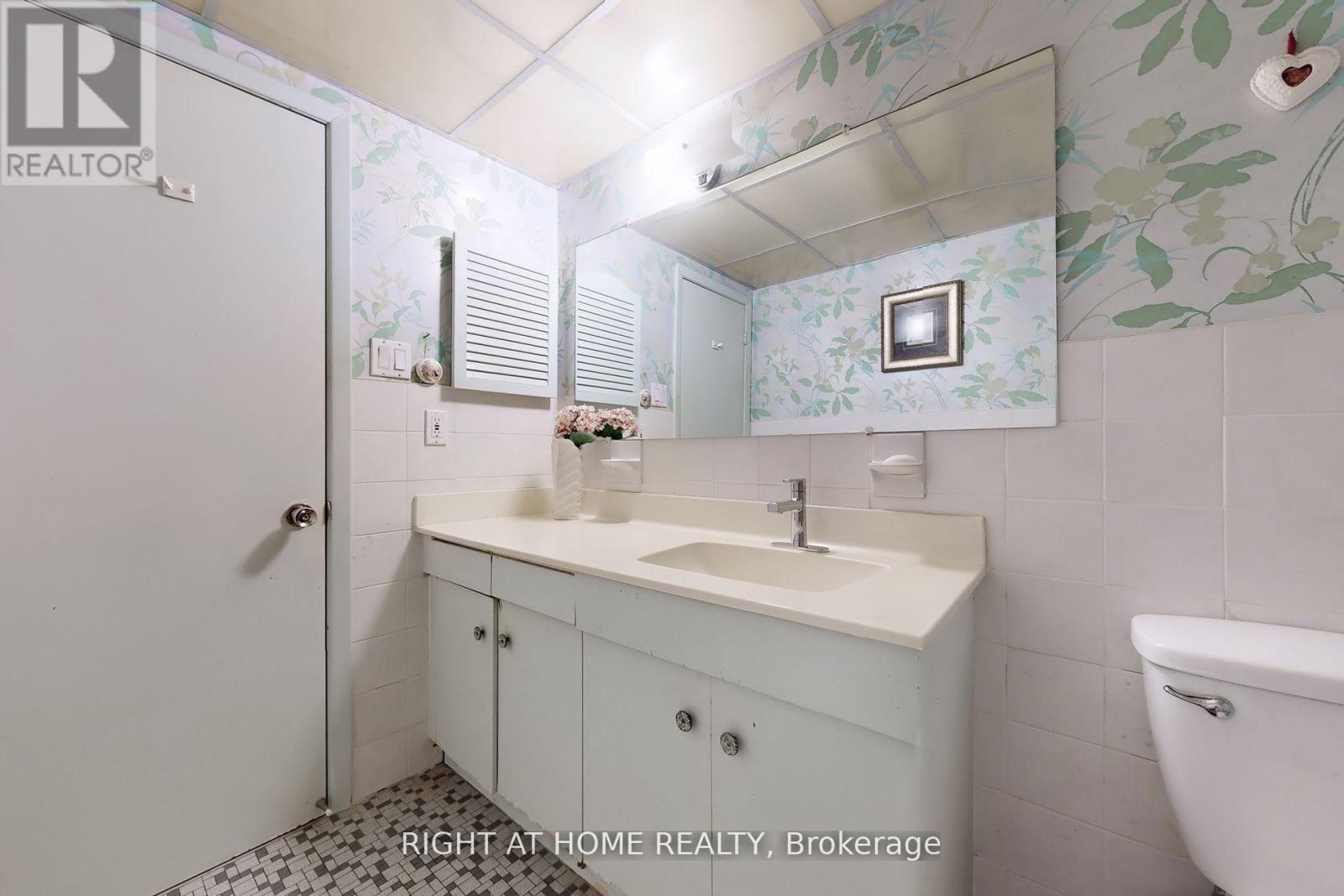 1924 Steepbank Crescent, Mississauga, Ontario  L4X 1T8 - Photo 35 - W12441879