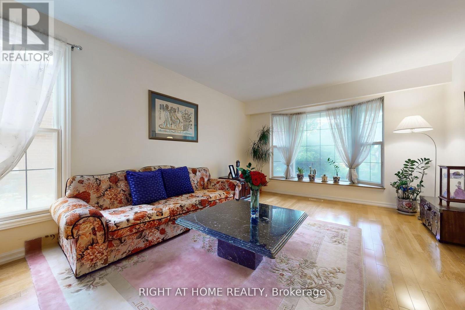 1924 Steepbank Crescent, Mississauga, Ontario  L4X 1T8 - Photo 7 - W12441879