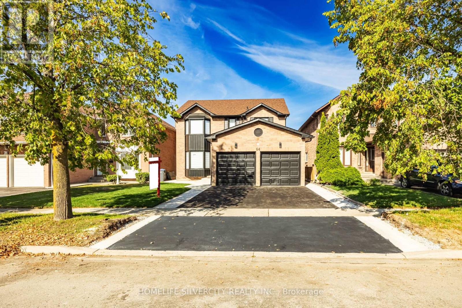 64 Clydesdale Circle, Brampton, Ontario  L6Y 3P9 - Photo 3 - W12441887