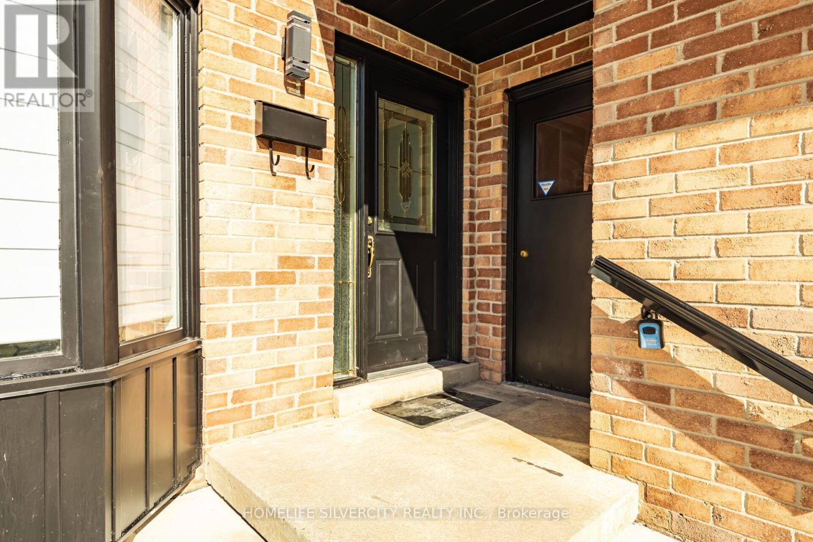 64 Clydesdale Circle, Brampton, Ontario  L6Y 3P9 - Photo 4 - W12441887