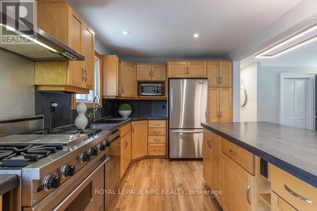 3093 St. Andrew Avenue, Niagara Falls (Stamford), Ontario  L2J 2R7 - Photo 11 - X12441893