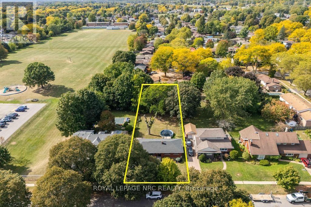 3093 St. Andrew Avenue, Niagara Falls (Stamford), Ontario  L2J 2R7 - Photo 3 - X12441893