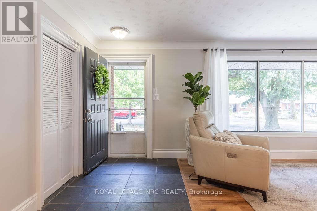 3093 St. Andrew Avenue, Niagara Falls (Stamford), Ontario  L2J 2R7 - Photo 5 - X12441893