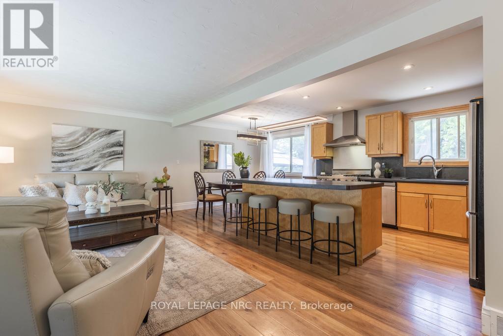 3093 St. Andrew Avenue, Niagara Falls (Stamford), Ontario  L2J 2R7 - Photo 6 - X12441893