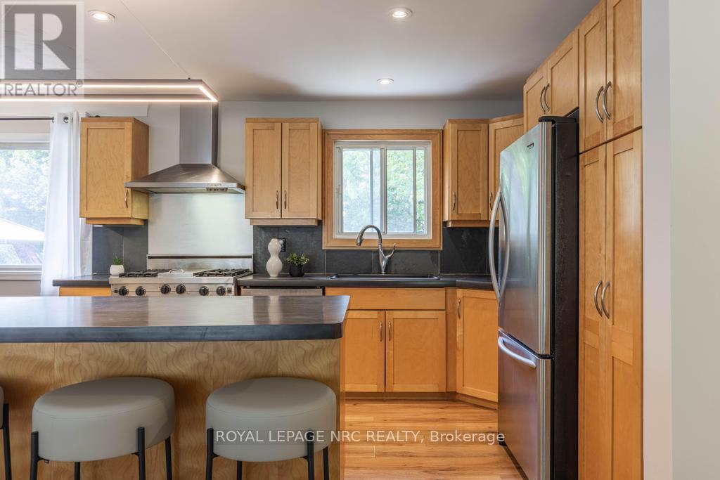 3093 St. Andrew Avenue, Niagara Falls (Stamford), Ontario  L2J 2R7 - Photo 7 - X12441893