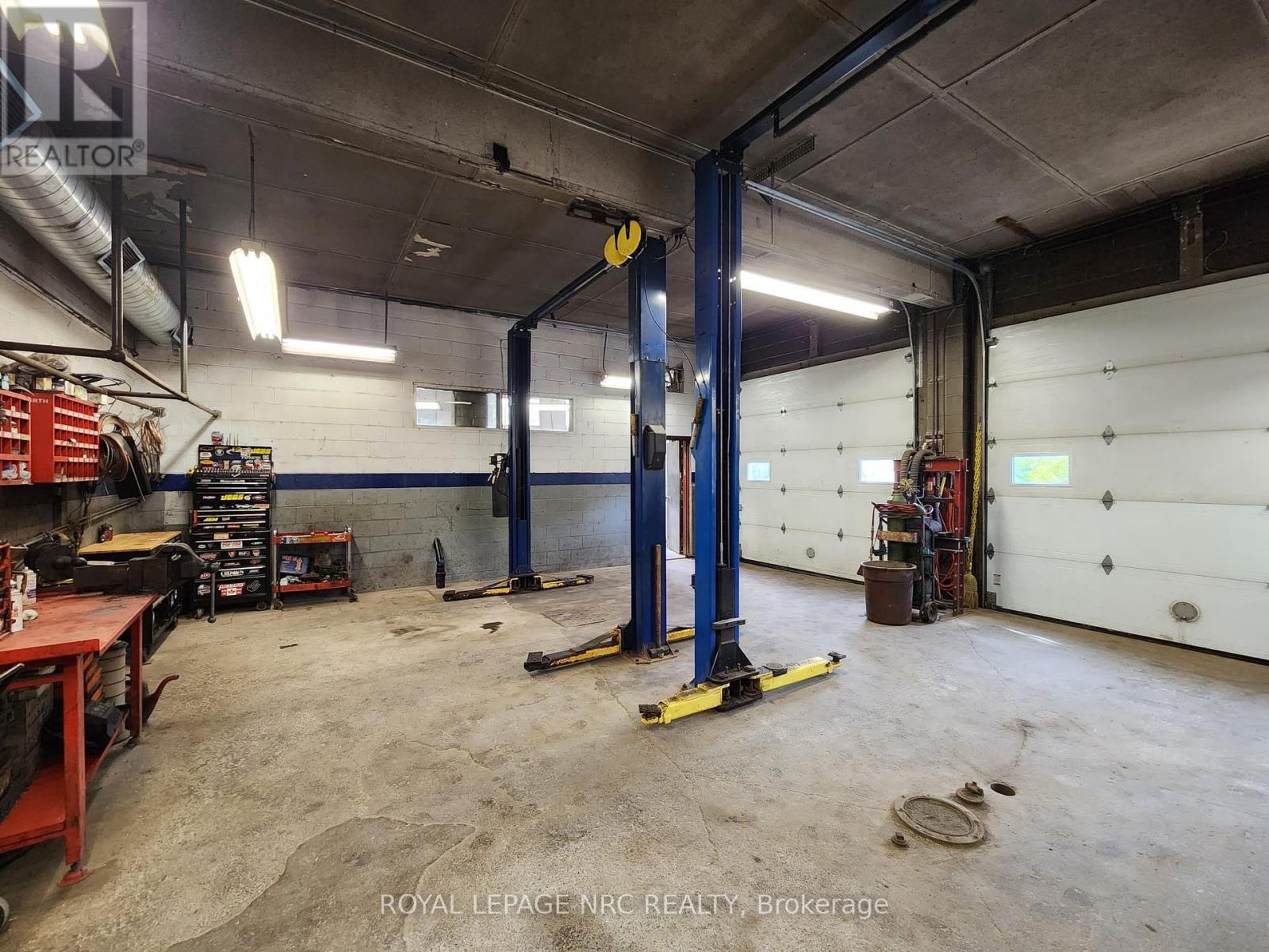 208 Ridge Road N, Fort Erie (Ridgeway), Ontario  L0S 1N0 - Photo 12 - X12441911