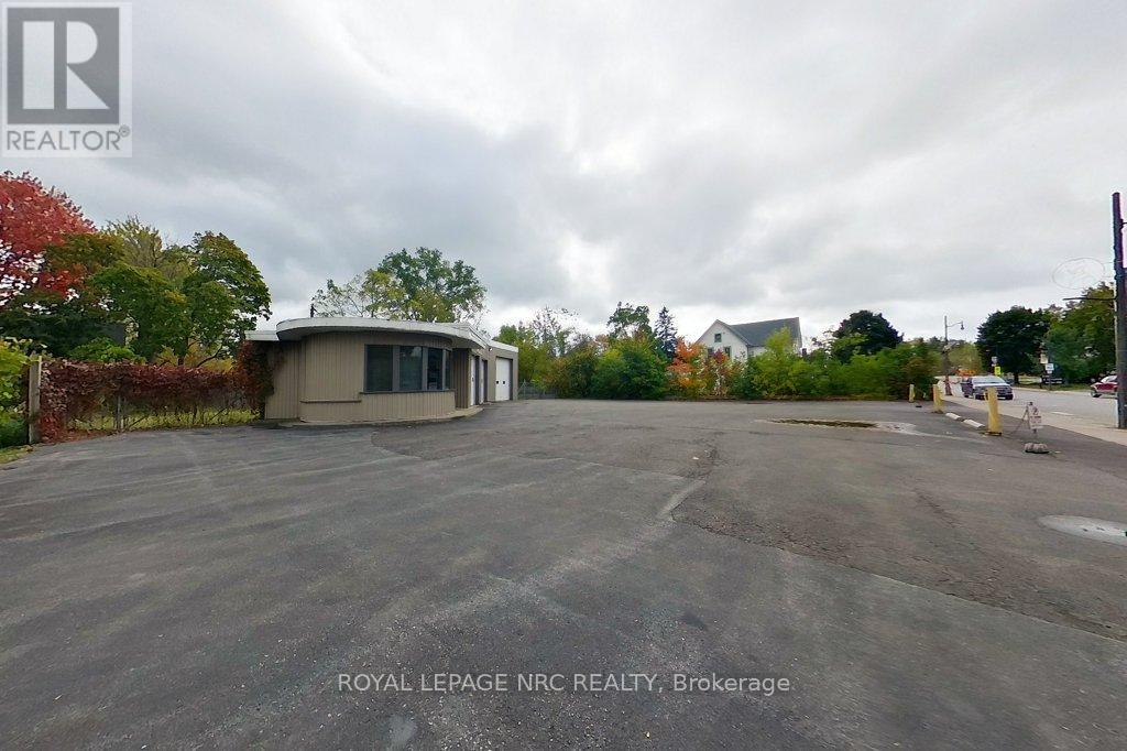 208 Ridge Road N, Fort Erie (Ridgeway), Ontario  L0S 1N0 - Photo 3 - X12441911