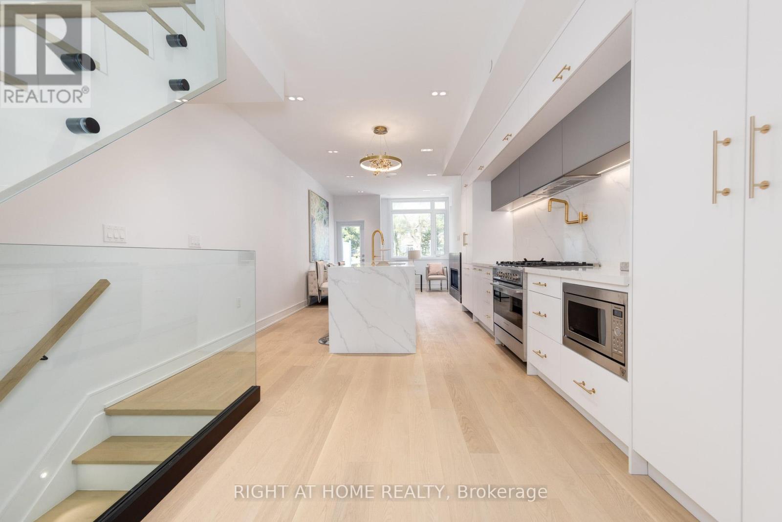 36b Churchill Avenue, Toronto, Ontario  M2N 0L5 - Photo 4 - C12441895