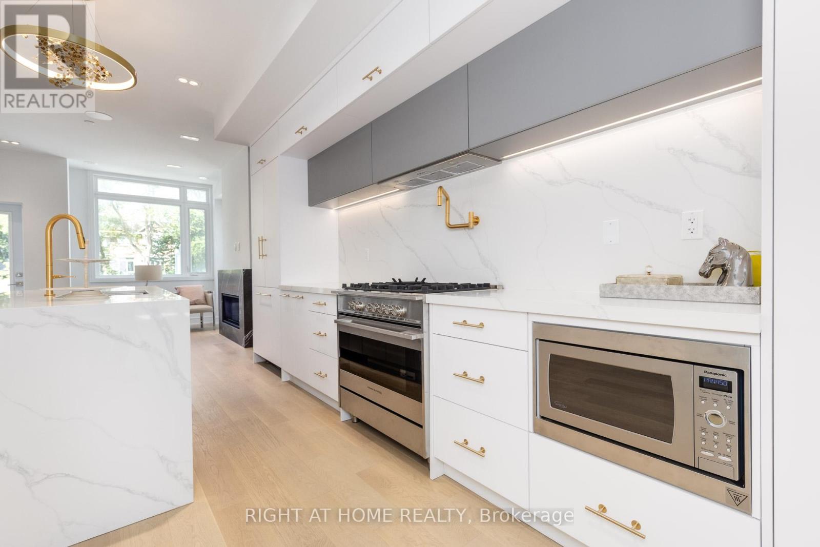 36b Churchill Avenue, Toronto, Ontario  M2N 0L5 - Photo 6 - C12441895
