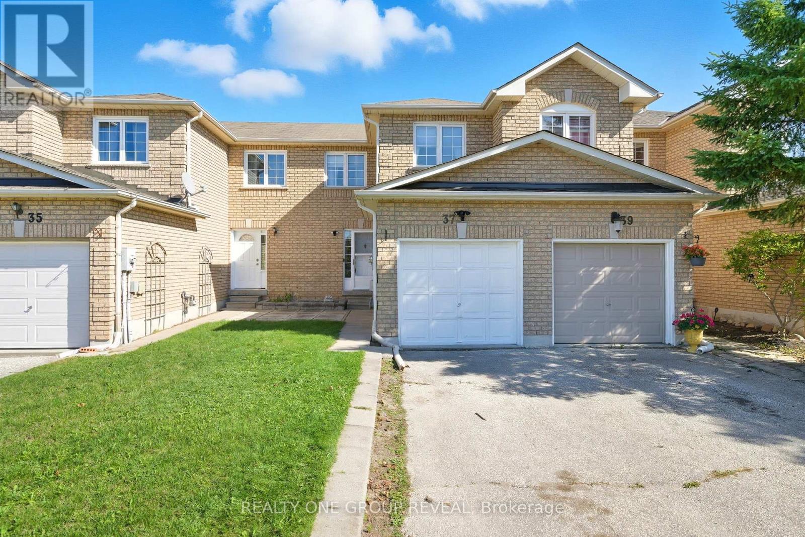 37 Mainprize Crescent, East Gwillimbury, Ontario  L0G 1M0 - Photo 2 - N12441900