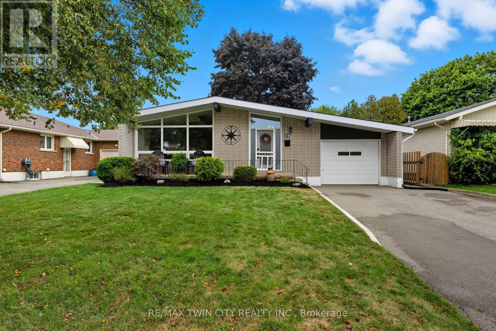 31 Buckingham Street, Brantford, Ontario  N3R 3A9 - Photo 1 - X12441903
