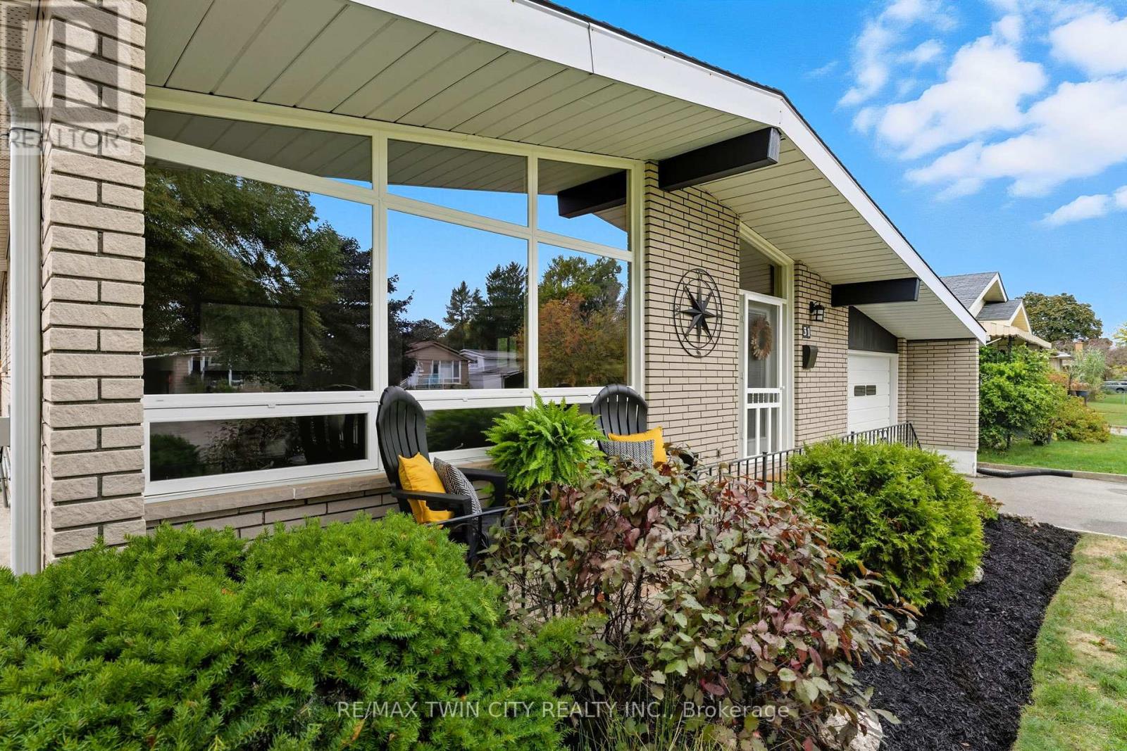31 Buckingham Street, Brantford, Ontario  N3R 3A9 - Photo 3 - X12441903