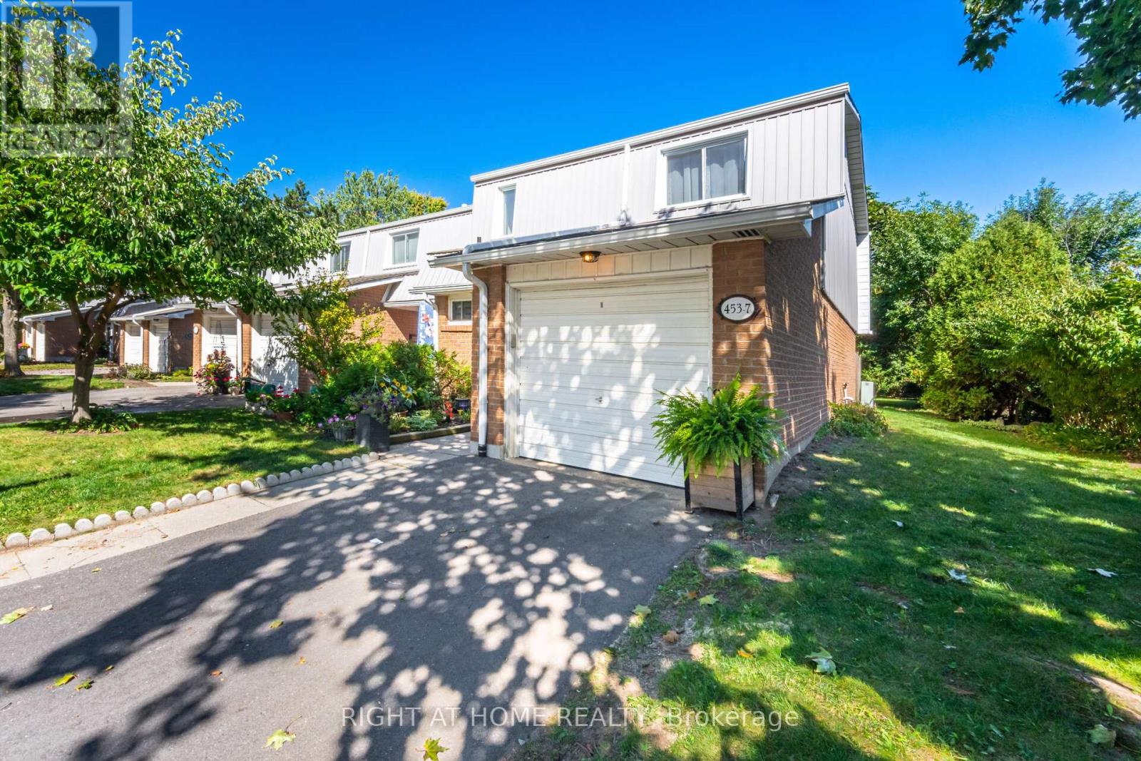 7 - 453 Woodview Road, Burlington, Ontario  L7N 2Z9 - Photo 2 - W12441955