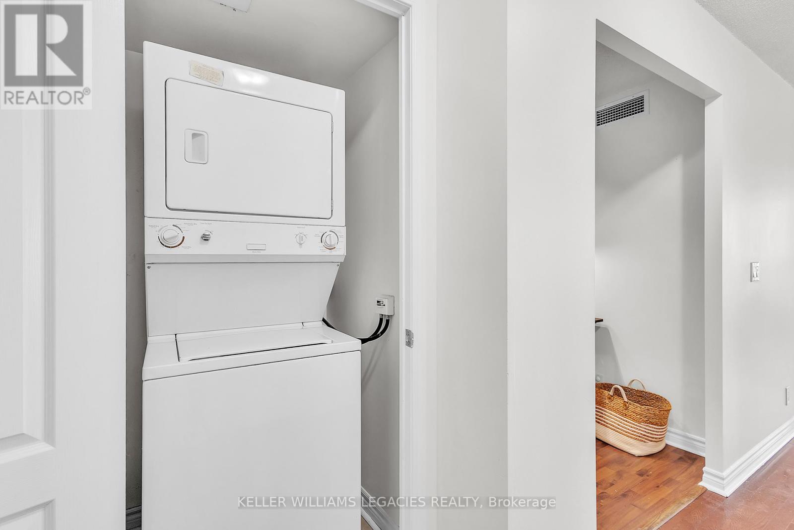 2013 - 33 Elm Drive W, Mississauga, Ontario  L5B 4L2 - Photo 27 - W12441956