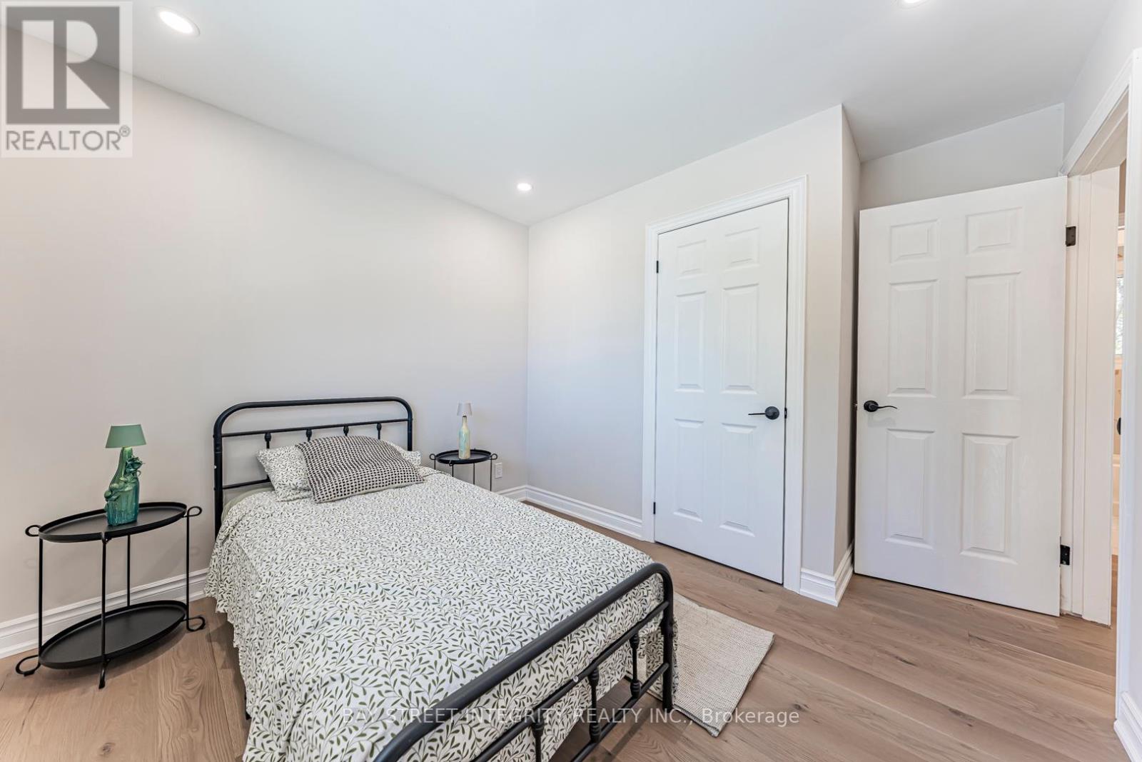 323 Clifton Road, Kitchener, Ontario  N2H 4W1 - Photo 17 - X12441936