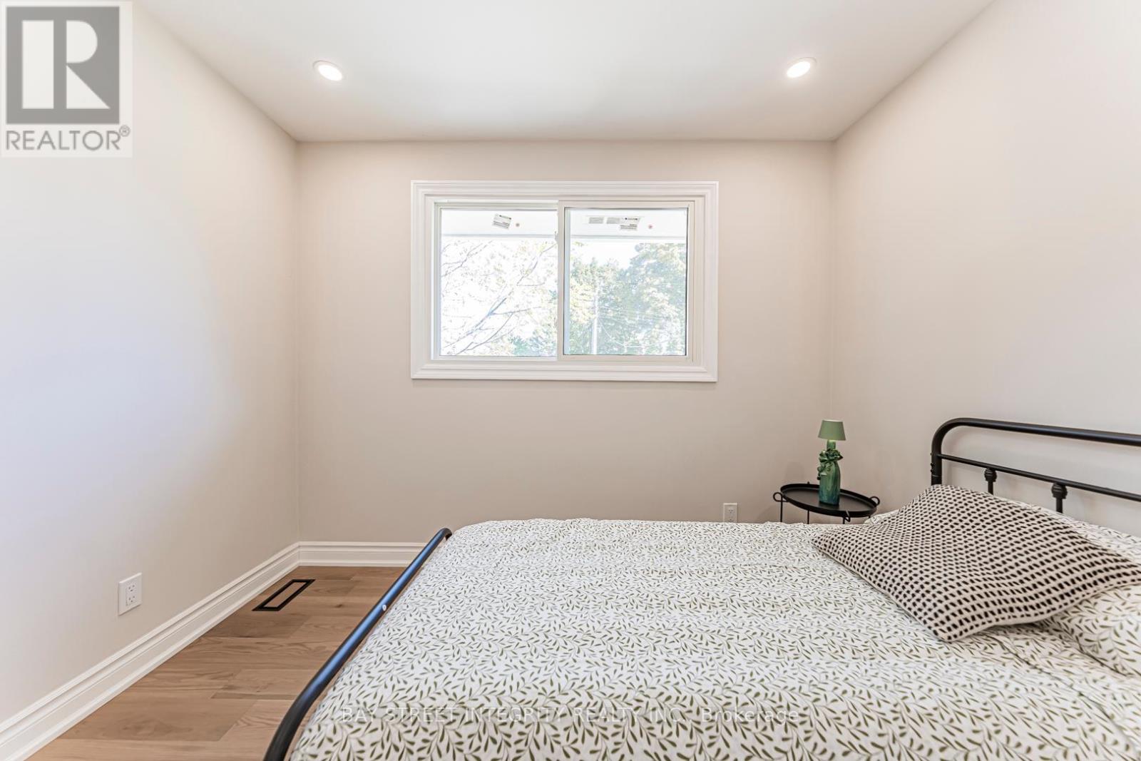 323 Clifton Road, Kitchener, Ontario  N2H 4W1 - Photo 18 - X12441936