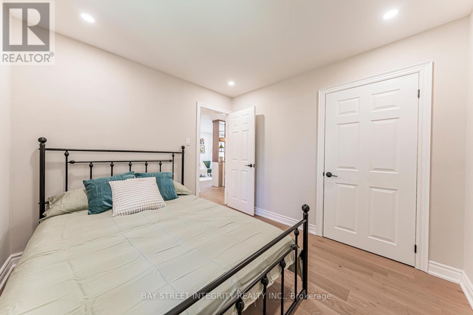 323 Clifton Road, Kitchener, Ontario  N2H 4W1 - Photo 19 - X12441936