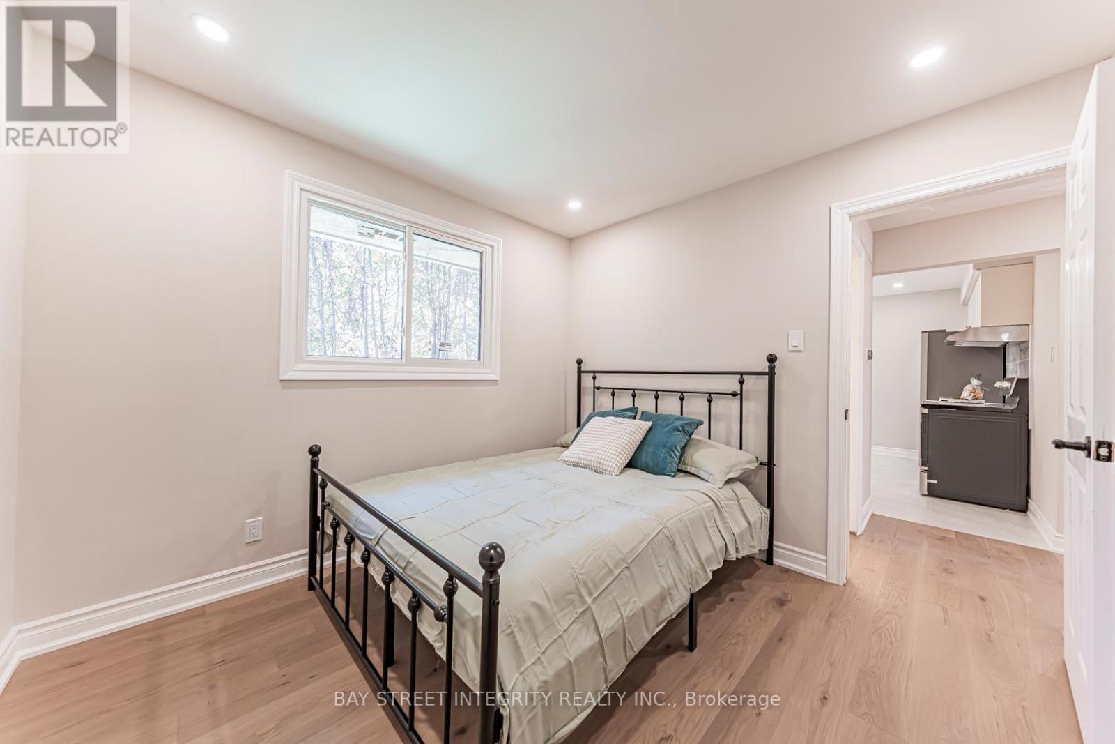 323 Clifton Road, Kitchener, Ontario  N2H 4W1 - Photo 21 - X12441936