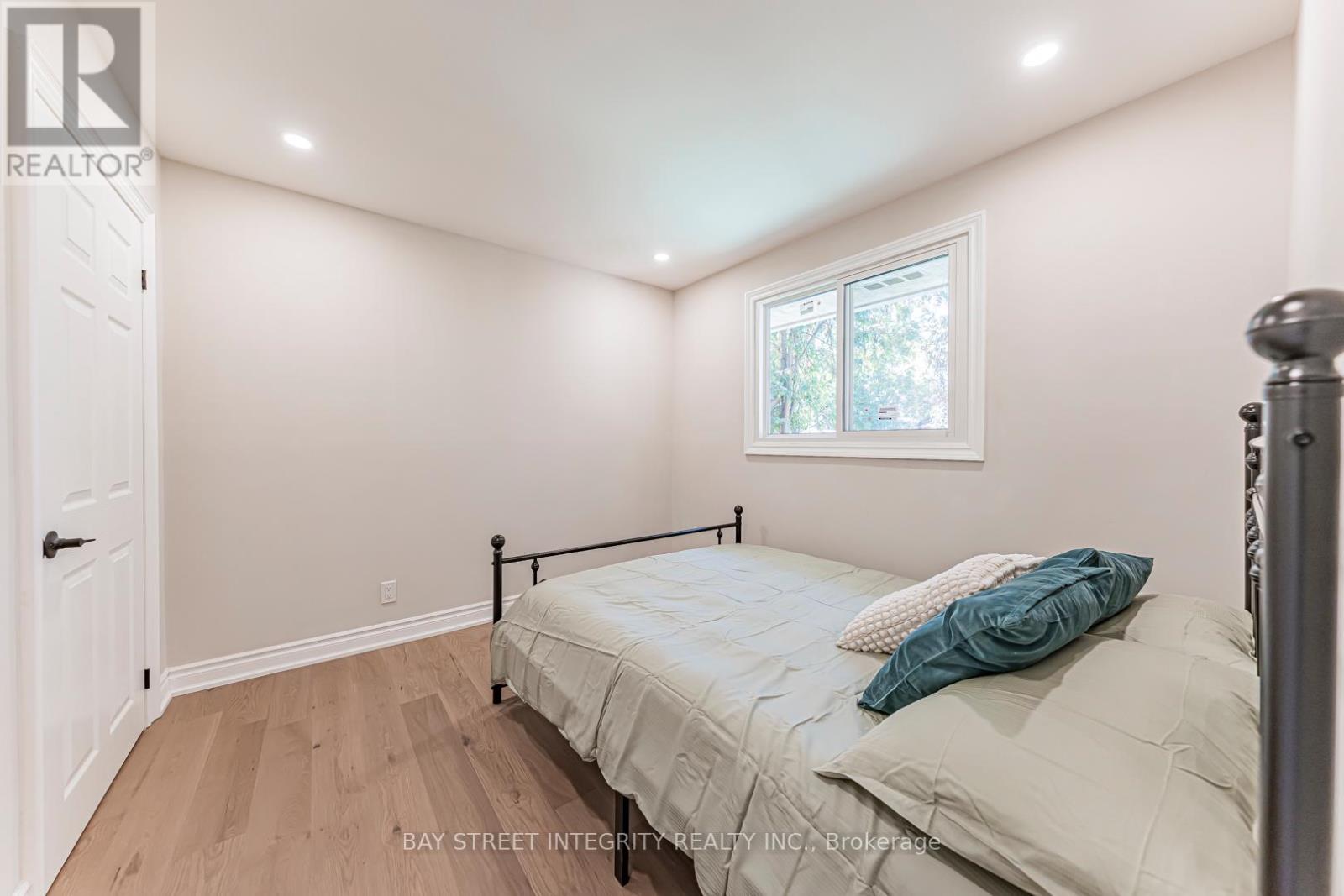 323 Clifton Road, Kitchener, Ontario  N2H 4W1 - Photo 22 - X12441936