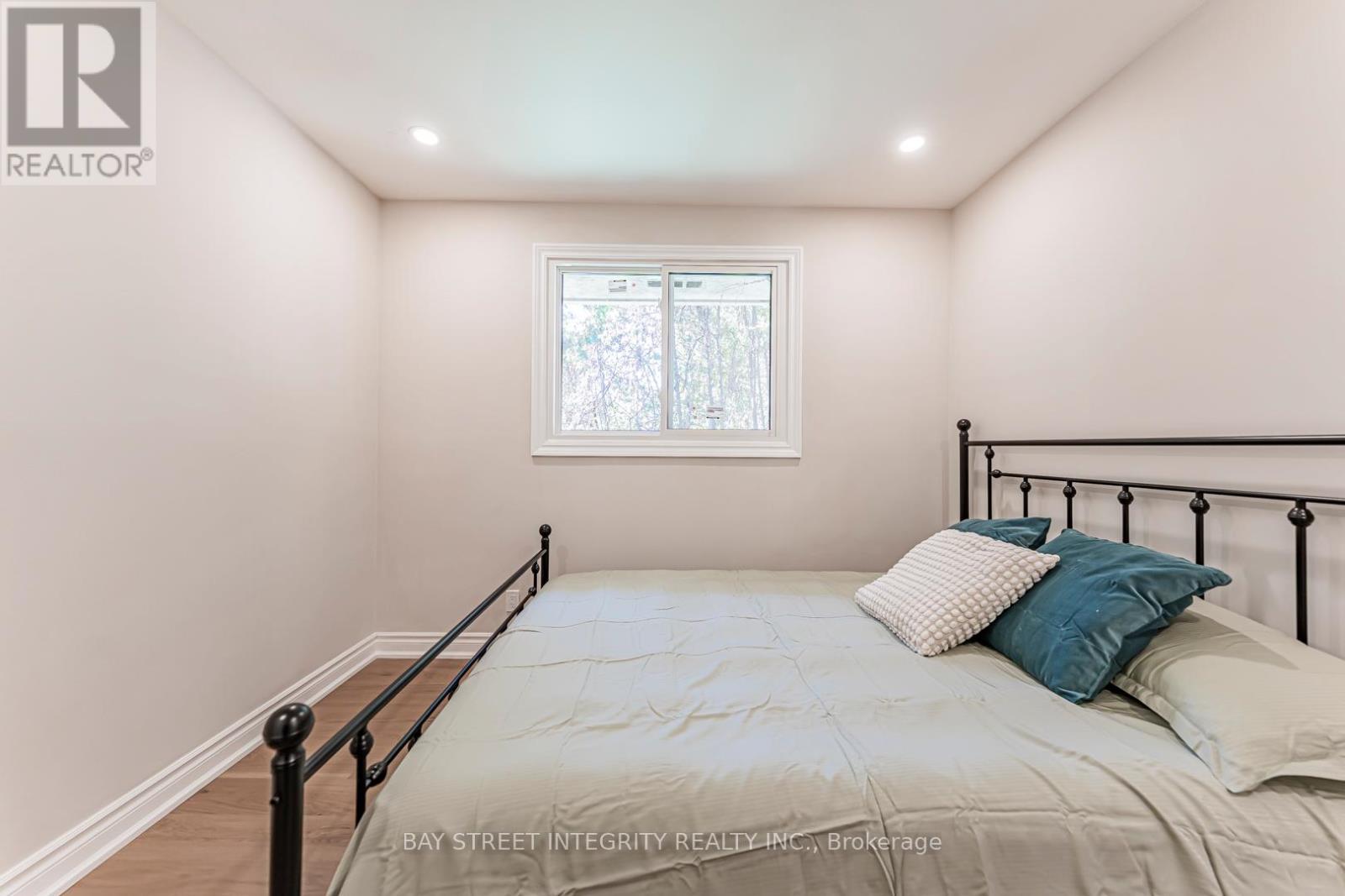 323 Clifton Road, Kitchener, Ontario  N2H 4W1 - Photo 23 - X12441936