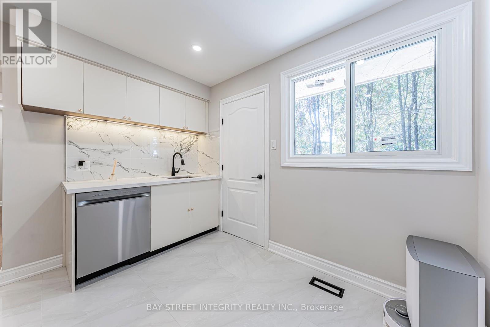 323 Clifton Road, Kitchener, Ontario  N2H 4W1 - Photo 31 - X12441936