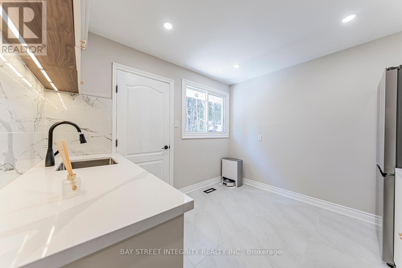 323 Clifton Road, Kitchener, Ontario  N2H 4W1 - Photo 32 - X12441936