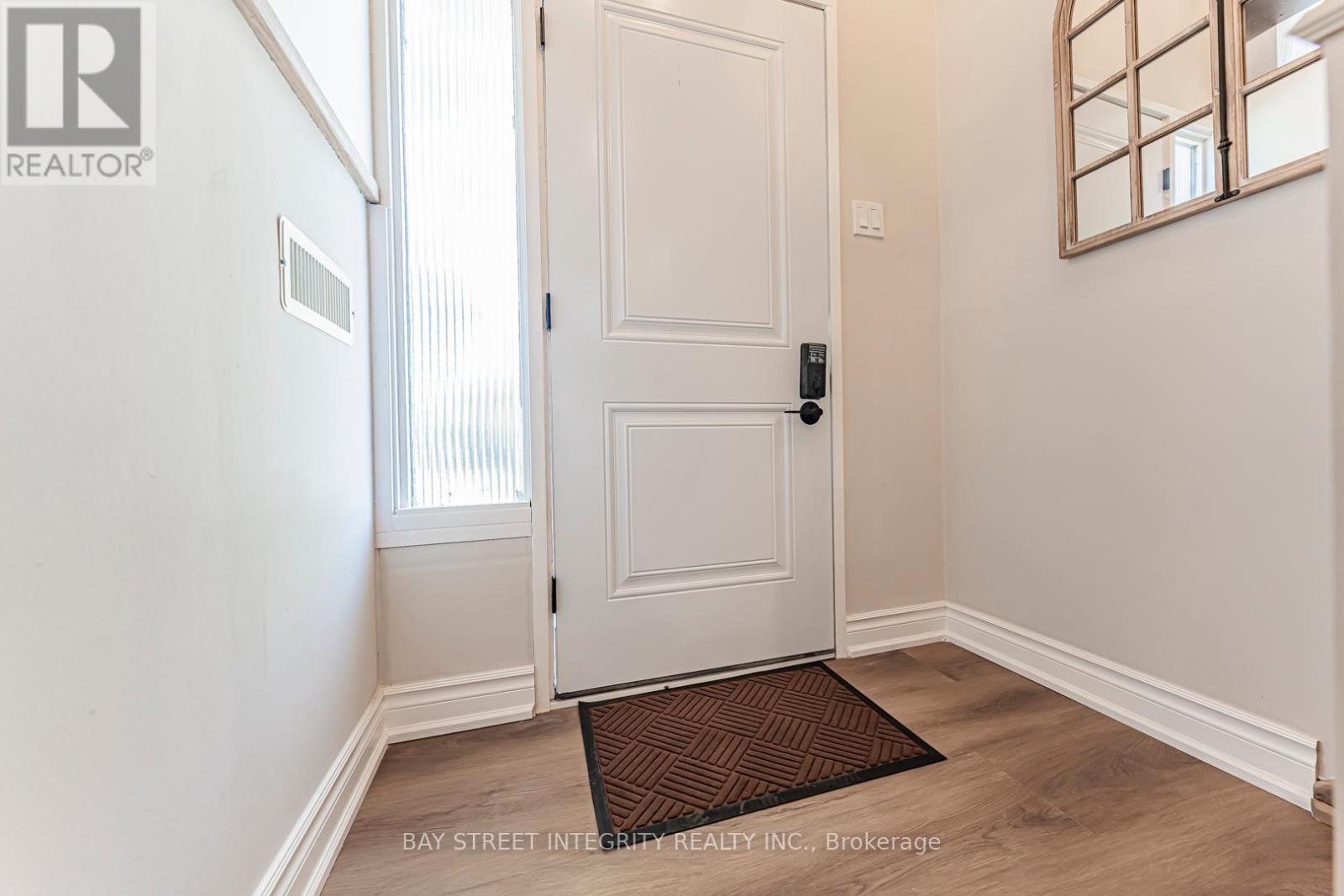 323 Clifton Road, Kitchener, Ontario  N2H 4W1 - Photo 5 - X12441936