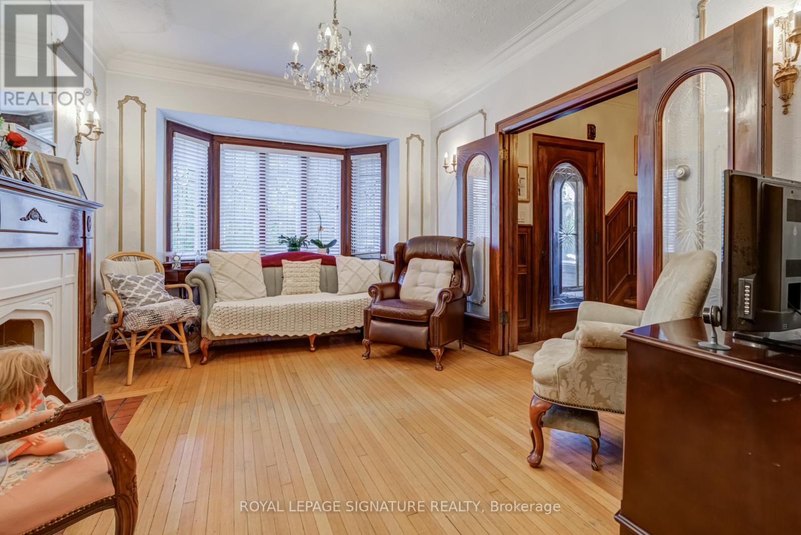 432 Crawford St Street, Toronto, Ontario  M6G 3J6 - Photo 4 - C12441962