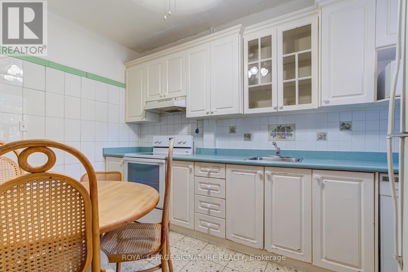 432 Crawford St Street, Toronto, Ontario  M6G 3J6 - Photo 7 - C12441962