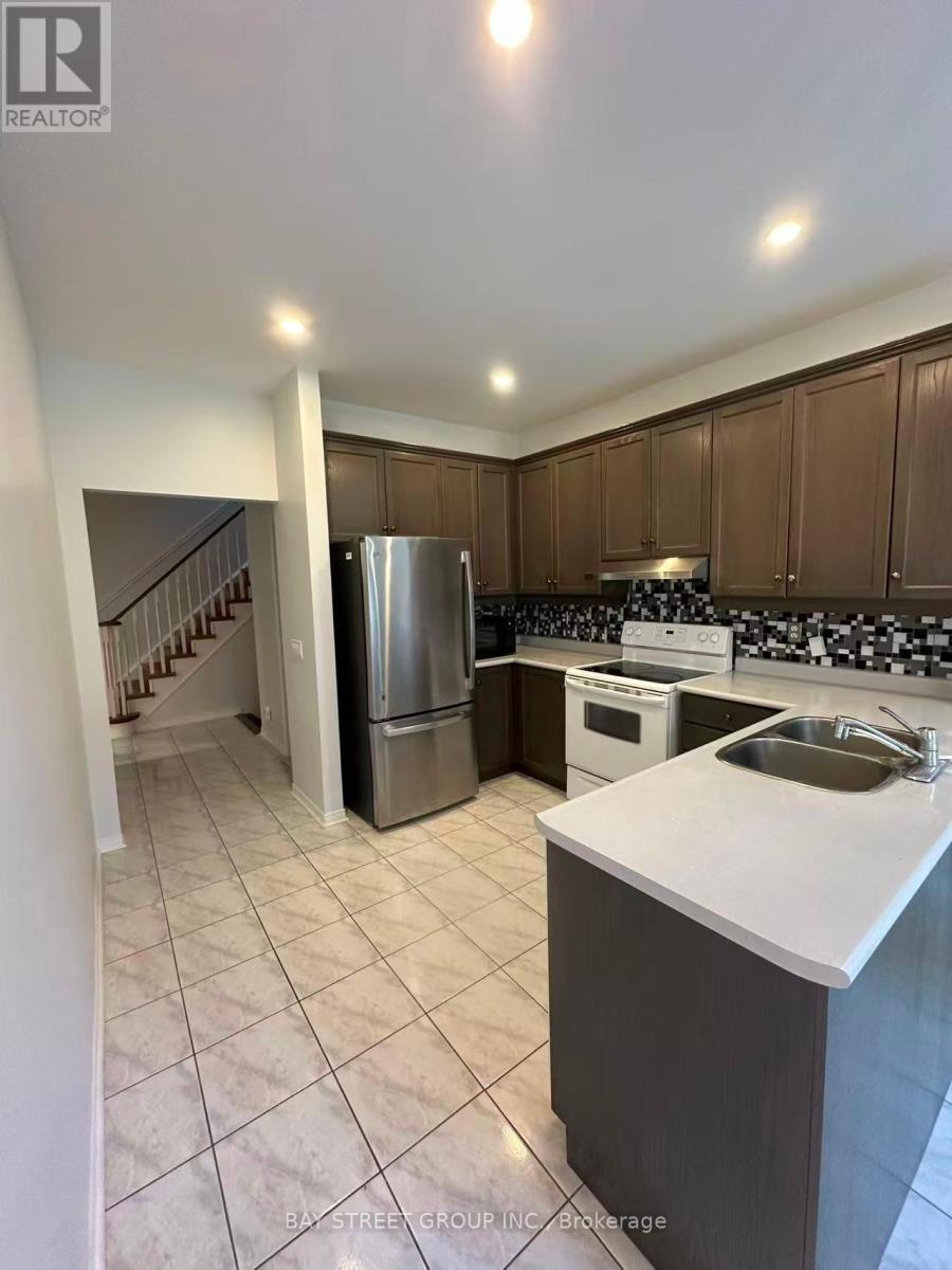 5 Ballymore Drive, Aurora, Ontario  L4G 7E8 - Photo 4 - N12441970
