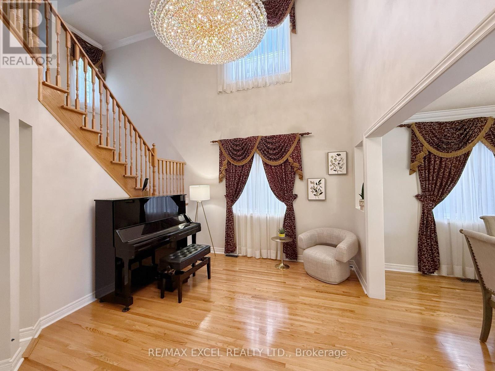 65 Falling River Drive, Richmond Hill, Ontario  L4S 2R3 - Photo 4 - N12439340